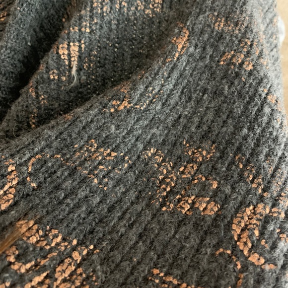 oversized and cozy gray & ross gold sweater - Picture 3 of 4